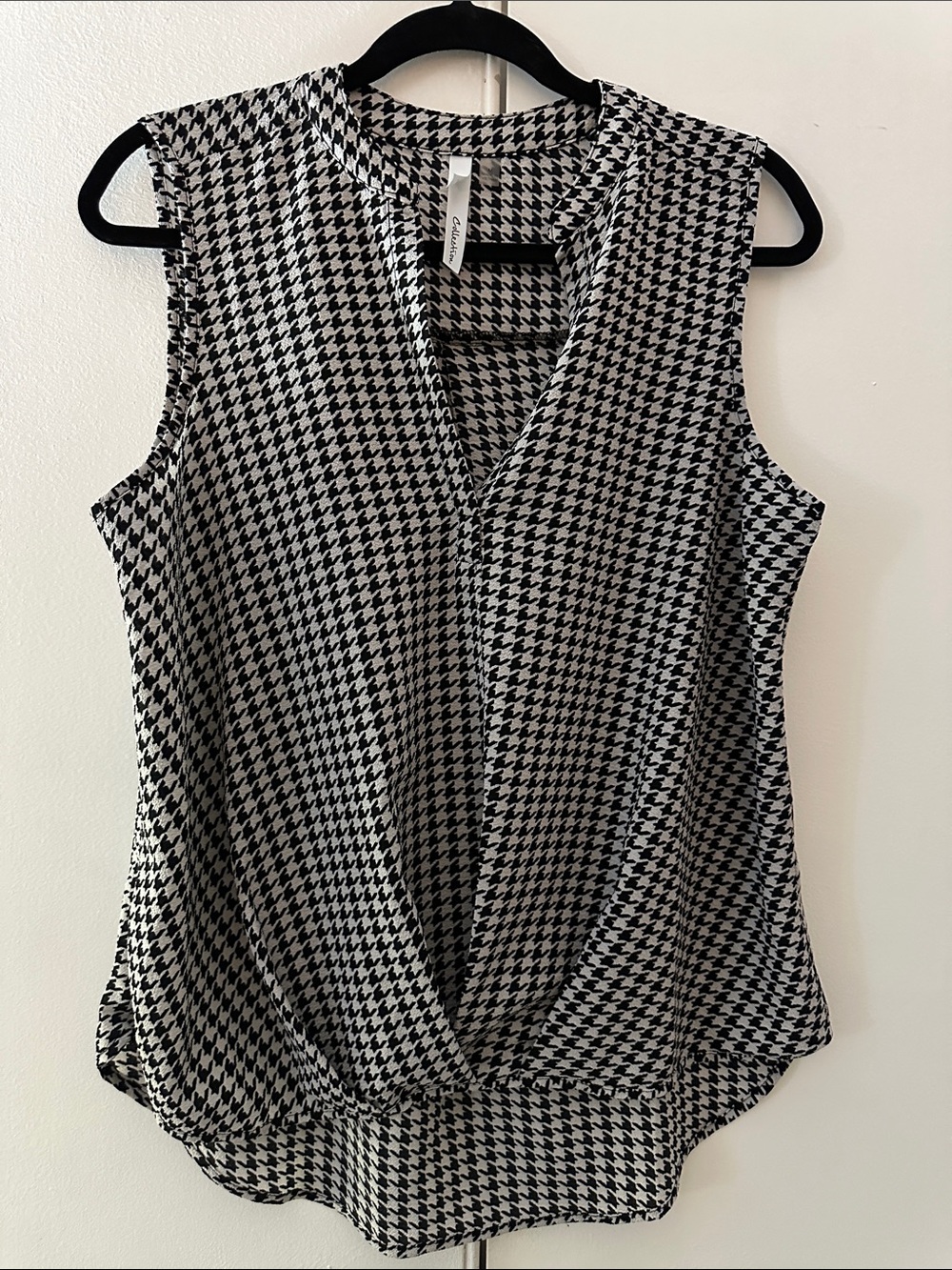 Sleeveless Houndstooth V-Neck Blouse - Black & White